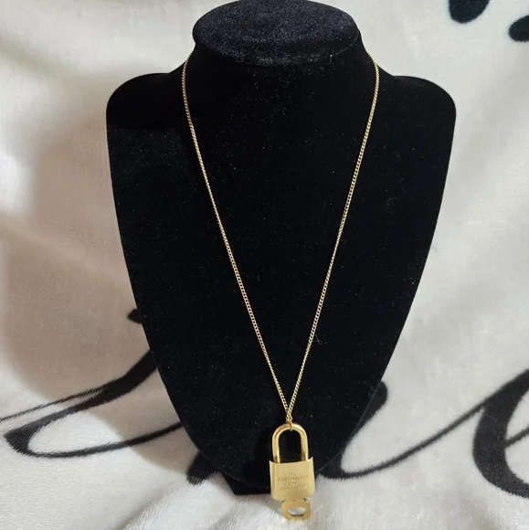 💯 Authentic Louis Vuitton Gold Lock and Key #305